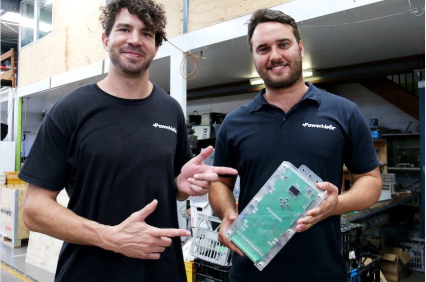 Read more about the article Queensland entrepreneurs use old laptop batteries to help combat global energy crisis among poverty-stricken families | ABC News